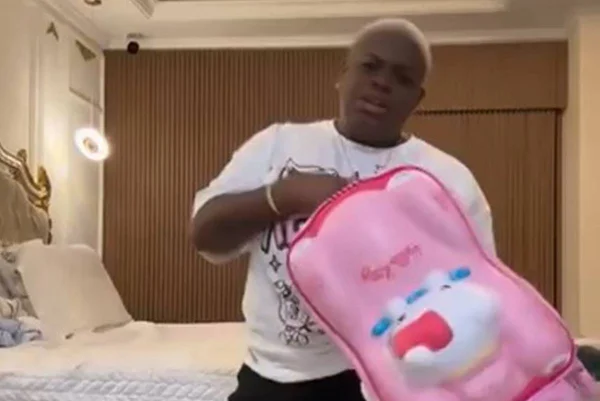Foto colorida de Jojo Todynho segurando mochila - Metrópoles