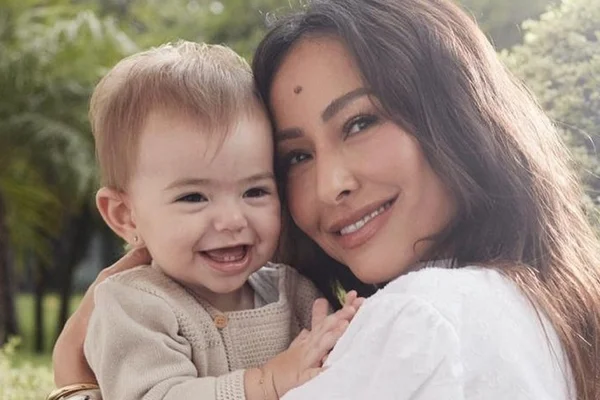 Zoe, filha de Sabrina Sato, confunde a mãe com Xuxa