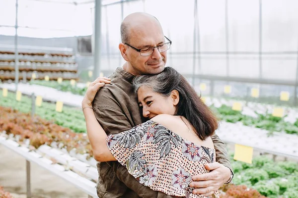 Ser feliz no casamento pode diminuir o risco de demência em 40%
