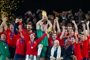 Iker Casillas levanta troféu da Copa do Mundo em 2010 Iker Casillas levanta troféu da Copa do Mundo em 2010