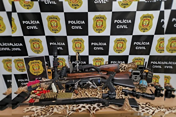 PCDF apreendeu quatro espingardas, dois revólveres e duas pistolas. Além de munições e acessórios de armas de fogo e couro de onça-pintada.