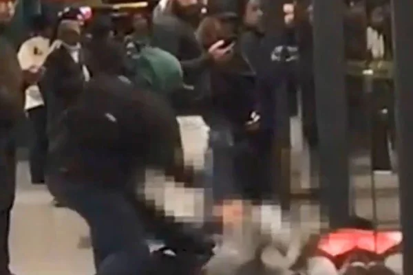 Imagem colorida mostra homem batendo em outro que está caído no chão em estação do metrô de São Paulo - Metrópoles