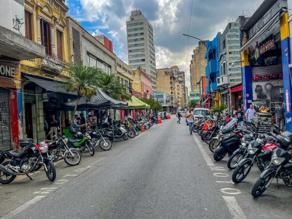 Imagem mostra rua com motos estacionadas; Prefeitura de SP iniciou obras no local - Metrópoles