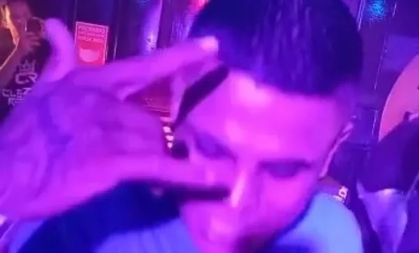 O jovem Pablo faz sinal do PCC com as mãos - Metrópoles