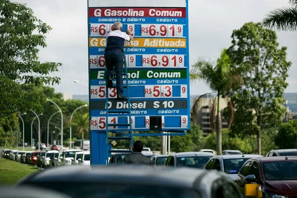 frentista reajusta gasolina