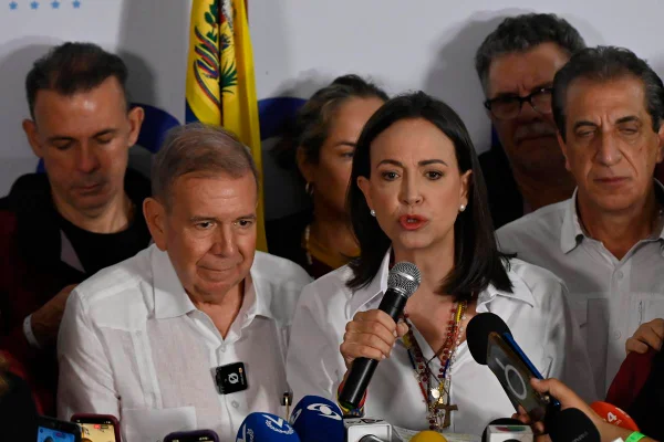 Imagem colorida mostra a líder da oposição na Venezuela, María Corina Machado, e o candidato à presidência, Edmundo González, durante coletiva de imprensa - Metrópoles