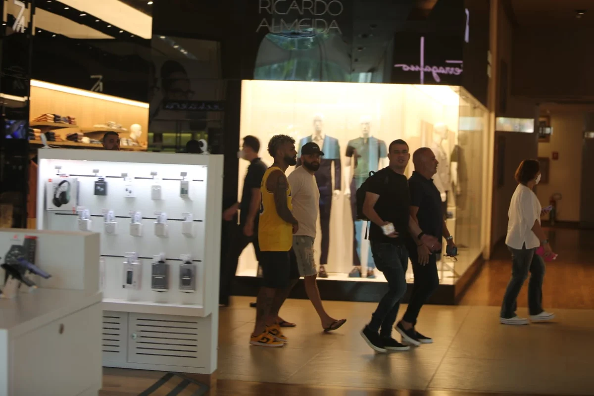 O jogador fazia um passeio com amigos em um shopping do Rio de Janeiro O jogador fazia um passeio com amigos em um shopping do Rio de Janeiro