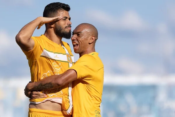 Brasiliense goleia o Gama e mantém a liderança do Candangão