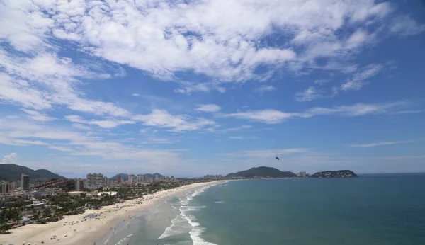 imagem colorida mostra praia em guarujá - metrópoles