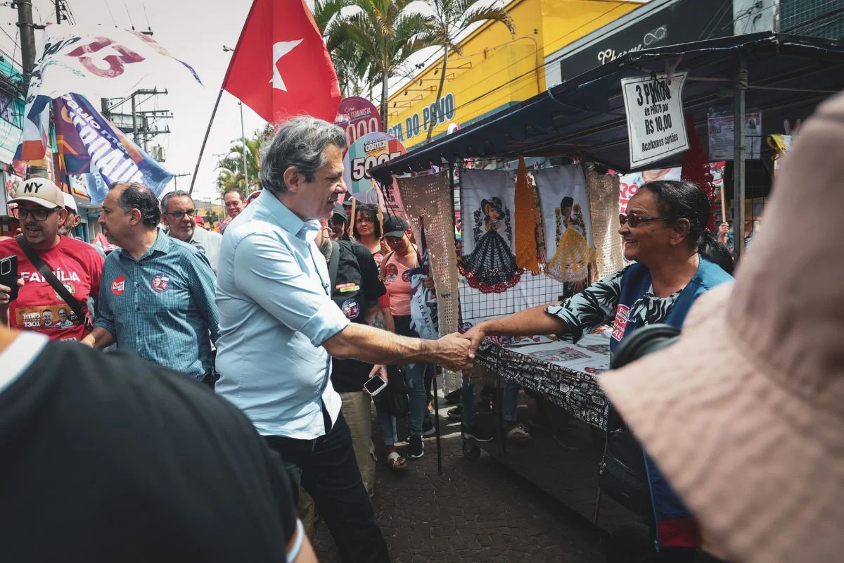 Haddad cumprimenta eleitores durante caminhada em São Paulo Haddad cumprimenta eleitores durante caminhada em São Paulo