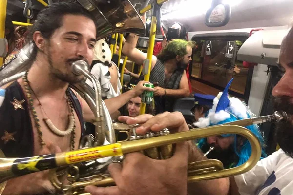 Doutor Lucio, neste Carnaval, a-ha, u-hu, o pilotis é nosso!