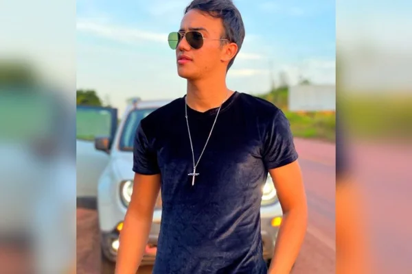 Cantor sertanejo Dalmi Júnior viraliza após virar amigo de papagaio