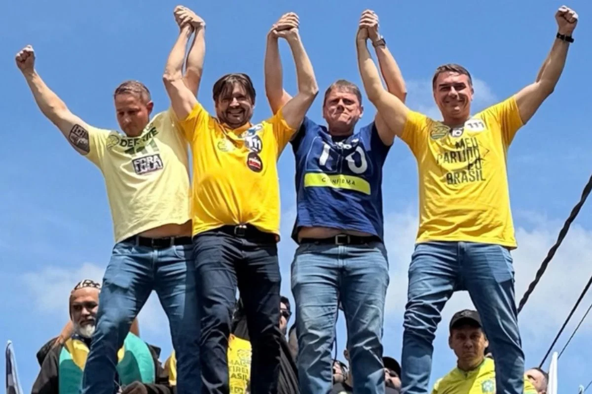 Guilherme Derrite (PP), André do Prado (PL), Tarcísio de Freitas (Republicanos) e Flávio Bolsonaro (PL) em último ato de campanha antes do 1º turno das eleições gerais de 2026, no interior de SP Guilherme Derrite (PP), André do Prado (PL), Tarcísio de Freitas (Republicanos) e Flávio Bolsonaro (PL) em último ato de campanha antes do 1º turno das eleições gerais de 2026, no interior de SP