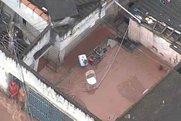 Imagem colorida de água dentro de casa, em Osasco. Metrópoles