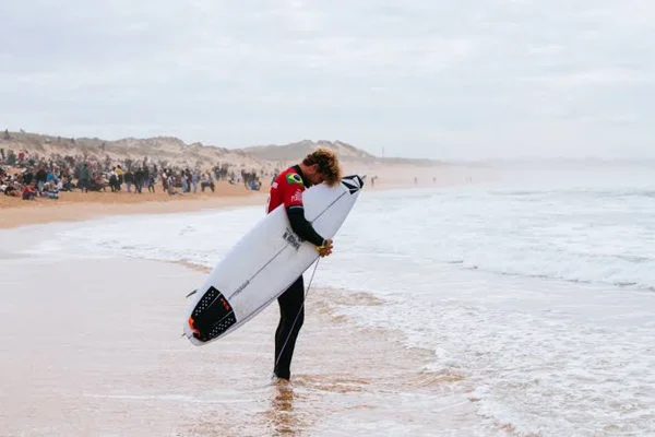 João Chianca supera Robinson e celebra 1º título no Mundial de Surfe
