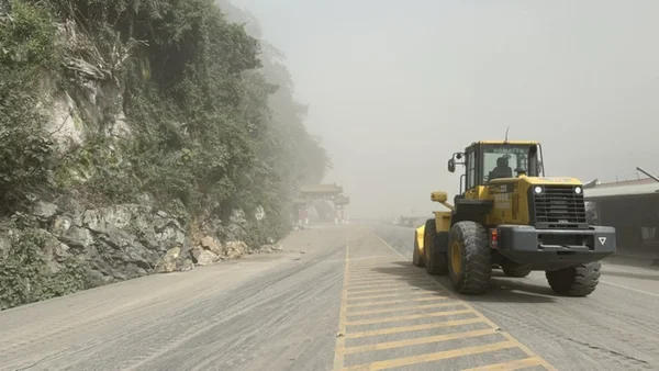 Foto colorida de veículo limpando estradas em Taiwan - Metrópoles