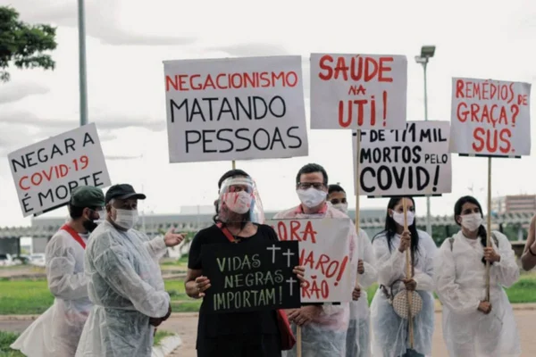 Manifestantes fazem ato em defesa do SUS e contra o racismo em Brasília