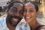Lázaro Ramos e Taís Araújo sorriem para foto