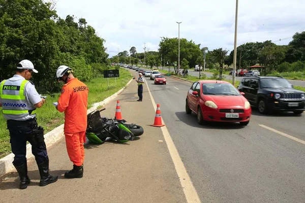 Motociclista morre ao bater em árvore no Park Way. Veja vídeo