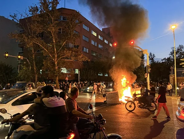 protestos em teerã - metrópoles