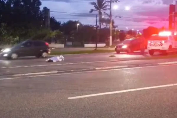 Imagem colorida de atropelamento que terminou com idoso morto no litoral paulista; motorista foi absolvido - Metrópoles
