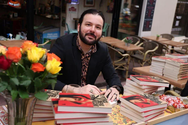 Foto colorida de Diego Medeiros, autor do livro A Potência do Cinema Pernambucano
