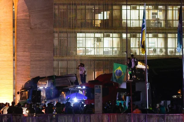 Vídeos. Apoiadores de Bolsonaro pressionam e PM libera caminhões na Esplanada