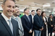 Tarcísio ao lado dos aliados Guilherme Derrite, André do Prado e Flávio Bolsonaro na Igreja Mundial do Poder de Deus Tarcísio ao lado dos aliados Guilherme Derrite, André do Prado e Flávio Bolsonaro na Igreja Mundial do Poder de Deus