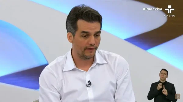 Bolsonaro faz terrorismo e sempre elogiou milícias, diz Wagner Moura