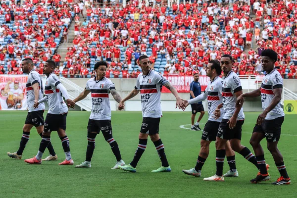 Jogadores do Santa Cruz agradecem os torcedores durante jogo da Série D