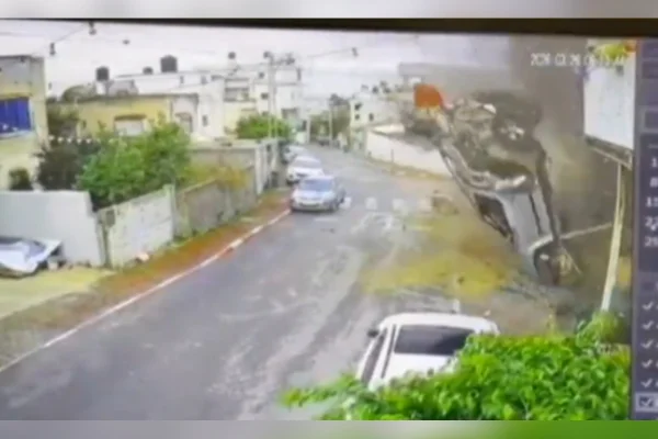 Imagem colorida mostra ataque que atingiu carro estacionado em Kafr Qassem, cidade próxima a Tel Aviv - Metrópoles