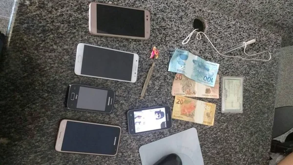 Mulher esconde quatro celulares roubados no corpo e nas partes íntimas