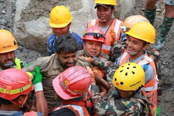 Trabalhadores são resgatados de túnel no Nepal, após nove dias
