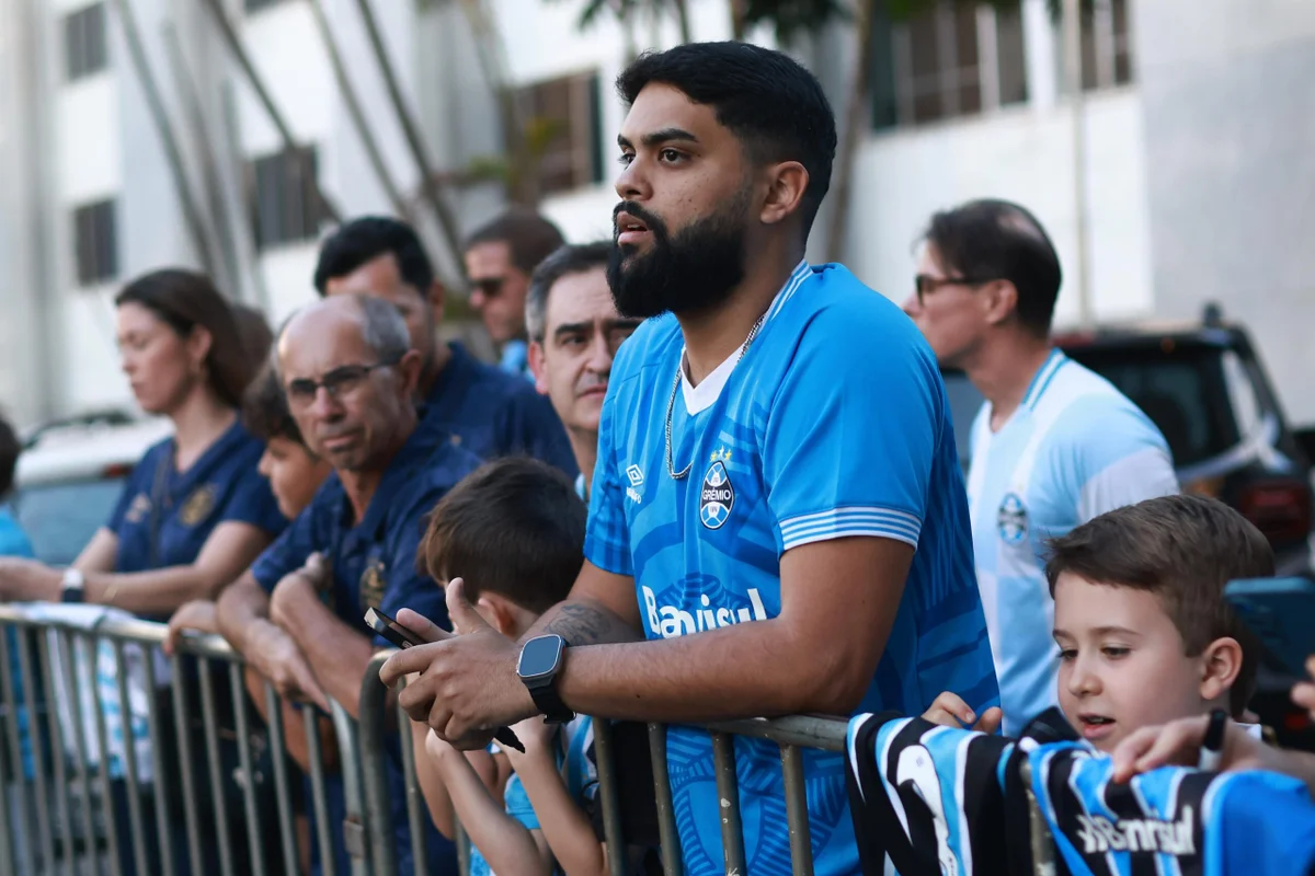Jogadores do Grêmio chegam ao Hotel Windsor, em Brasília, neste sábado (11), para a partida contra o Cruzeiro, válida pelo Campeonato Brasileiro. O confronto está marcado para domingo (12), na capital federal. Jogadores do Grêmio chegam ao Hotel Windsor, em Brasília, neste sábado (11), para a partida contra o Cruzeiro, válida pelo Campeonato Brasileiro. O confronto está marcado para domingo (12), na capital federal.