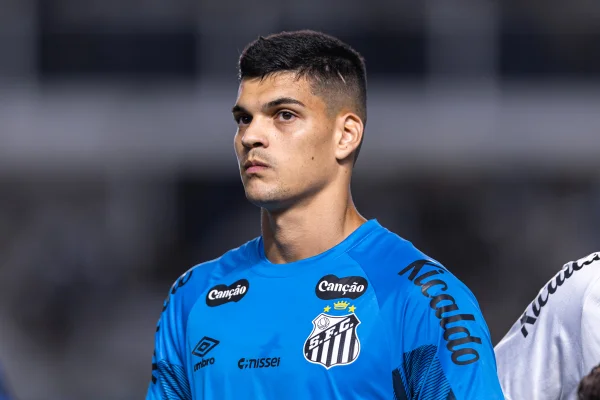 Foto colorida de Gabriel Brazão, goleiro do Santos - Metrópoles
