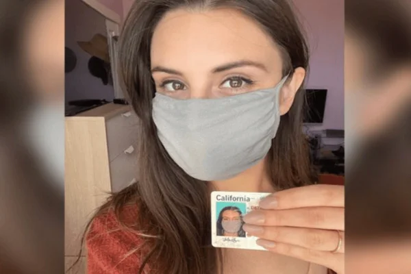 Por engano, estudante recebe carteira de motorista com foto de máscara
