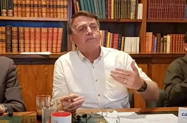 Bolsonaro convoca Petrobras para discutir preço do diesel e defende ICMS fixo