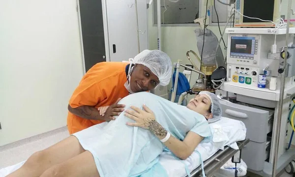 Cantora Pepê comemora o nascimento de filhos gêmeos