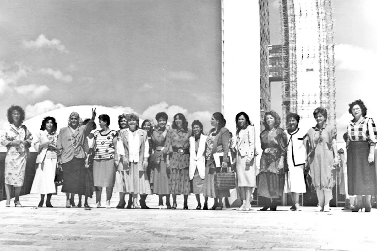 Deputadas constituintes da “bancada do batom”, grupo que atuou pela ampliação dos direitos das mulheres, na promulgação da Constituição de 1988 Deputadas constituintes da “bancada do batom”, grupo que atuou pela ampliação dos direitos das mulheres, na promulgação da Constituição de 1988
