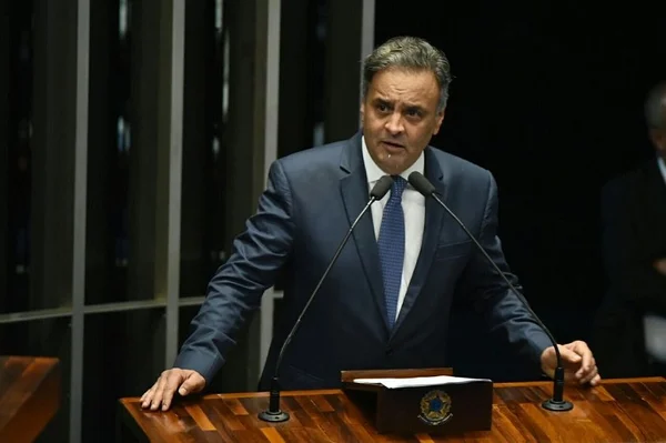 Aécio recusa renúncia e faz apelo para ficar na presidência do PSDB