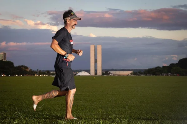 Atleta corre descalço por 24 horas na Esplanada para arrecadar doações