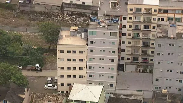 Imagem colorida de prédio na Muzema com rachadura - Metrópoles