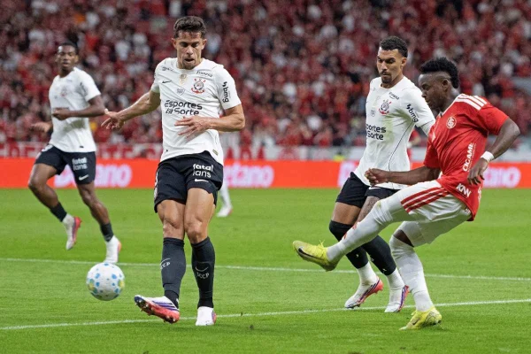 Jogadores do Corinthians e Internacional em disputa de bola durante partida.