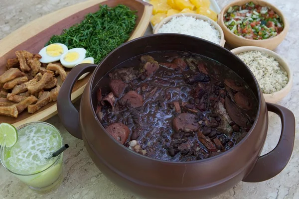 Bistrô C’est La Vie passa a servir feijoada aos sábados