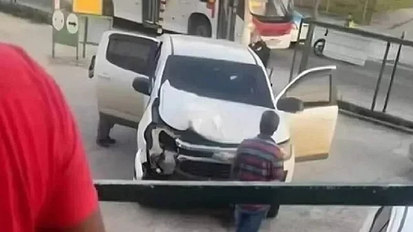 Rio: turistas têm carro metralhado após entrar em favela por engano