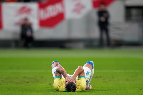 Foto colorida de Richarlison, lamentando derrota da Seleção Brasileira para o Japão - Metrópoles