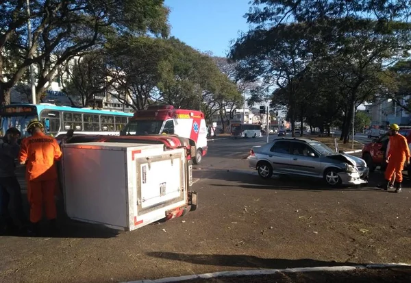 Após colisão em via da Asa Norte, veículo com carga de morango tomba