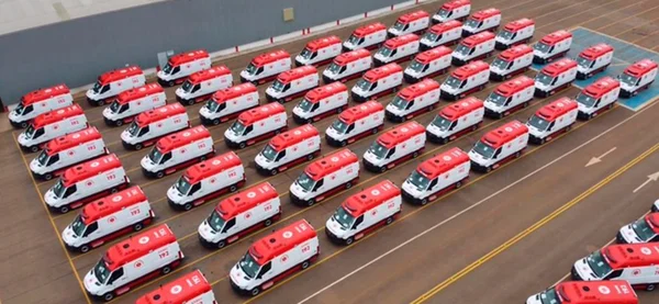 Foto de ambulâncias dispostas juntas