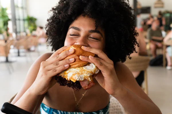 Hambúrguer feito em casa é aposta certeira para curtir o fim de semana