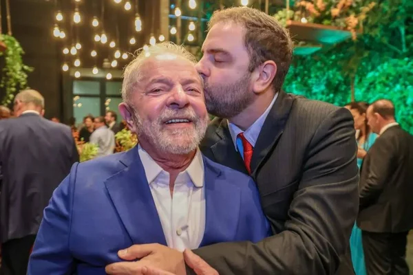 Senador questiona Casa Civil sobre ida de filho de Lula a Cuba